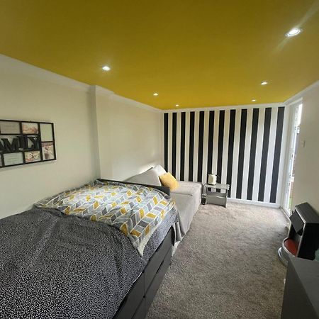 Beautiful Place To Live Near Heathrow Windsor Legoland & Free Parking Onsite เบอร์แนม ภายนอก รูปภาพ