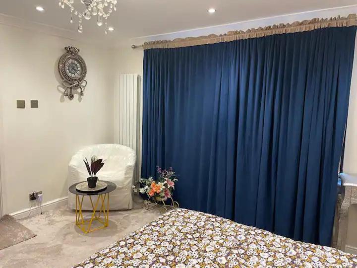 Beautiful Place To Live Near Heathrow Windsor Legoland & Free Parking Onsite เบอร์แนม ภายนอก รูปภาพ